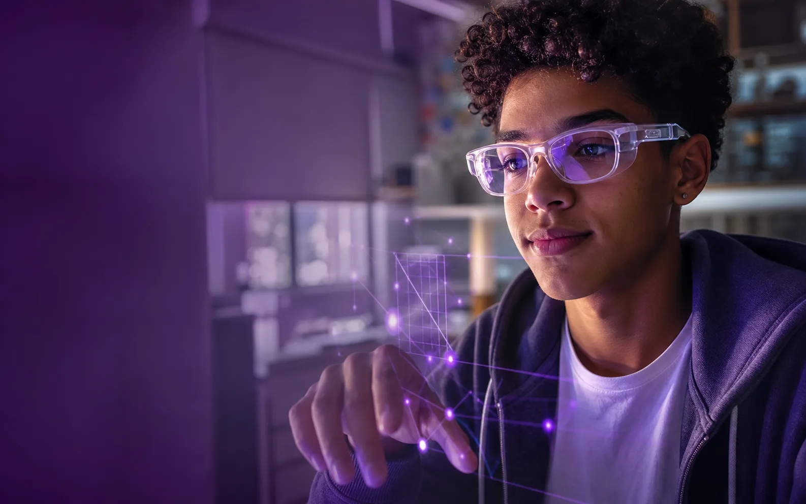 Adolescente usando óculos de realidade aumentada em um laboratório escolar